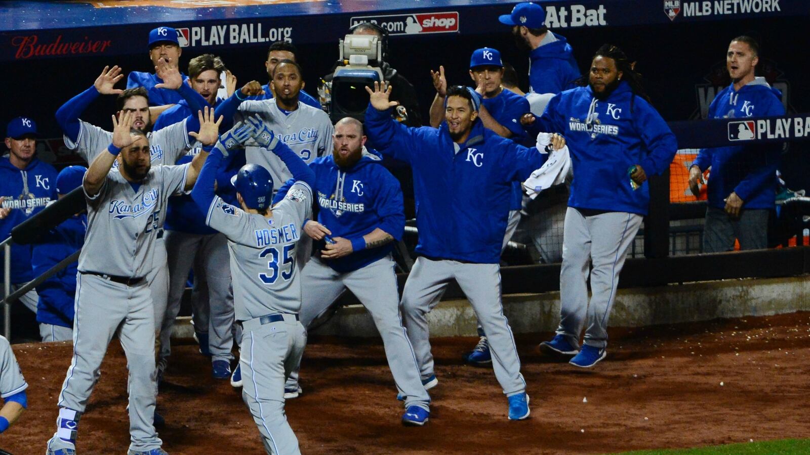 cheats/2015/11/01/mets-stay-alive-send-series-to-game-6/151102-royals-cheat_wmyfr4