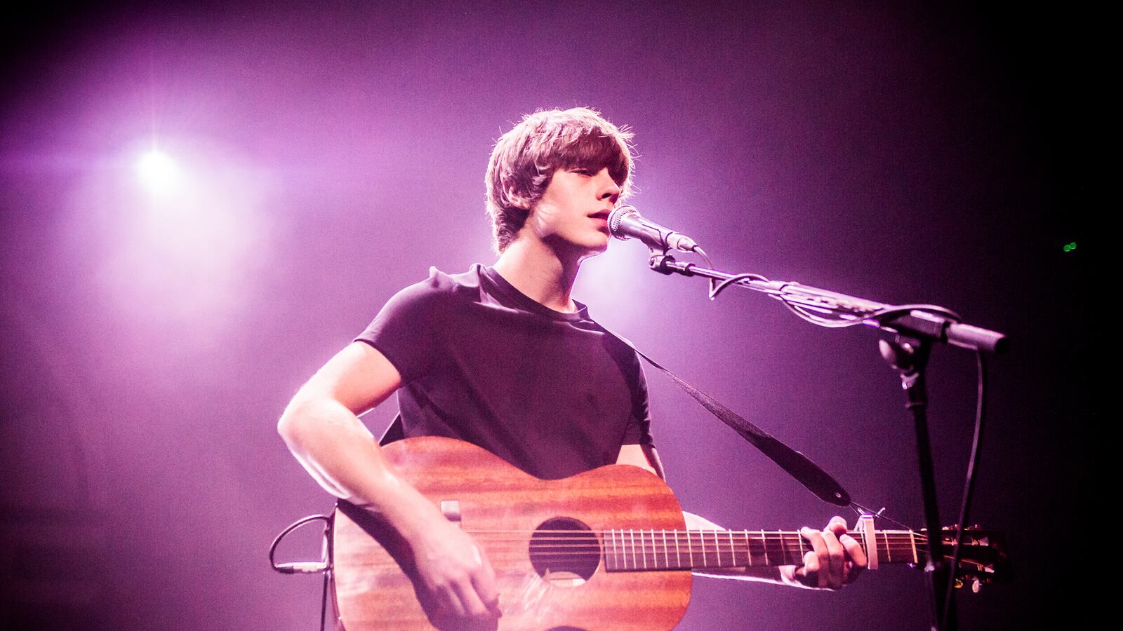 articles/2013/11/19/jake-bugg-isn-t-the-new-bob-dylan-he-s-the-male-adele/131118-romano-bugg-tease_ahqsmb