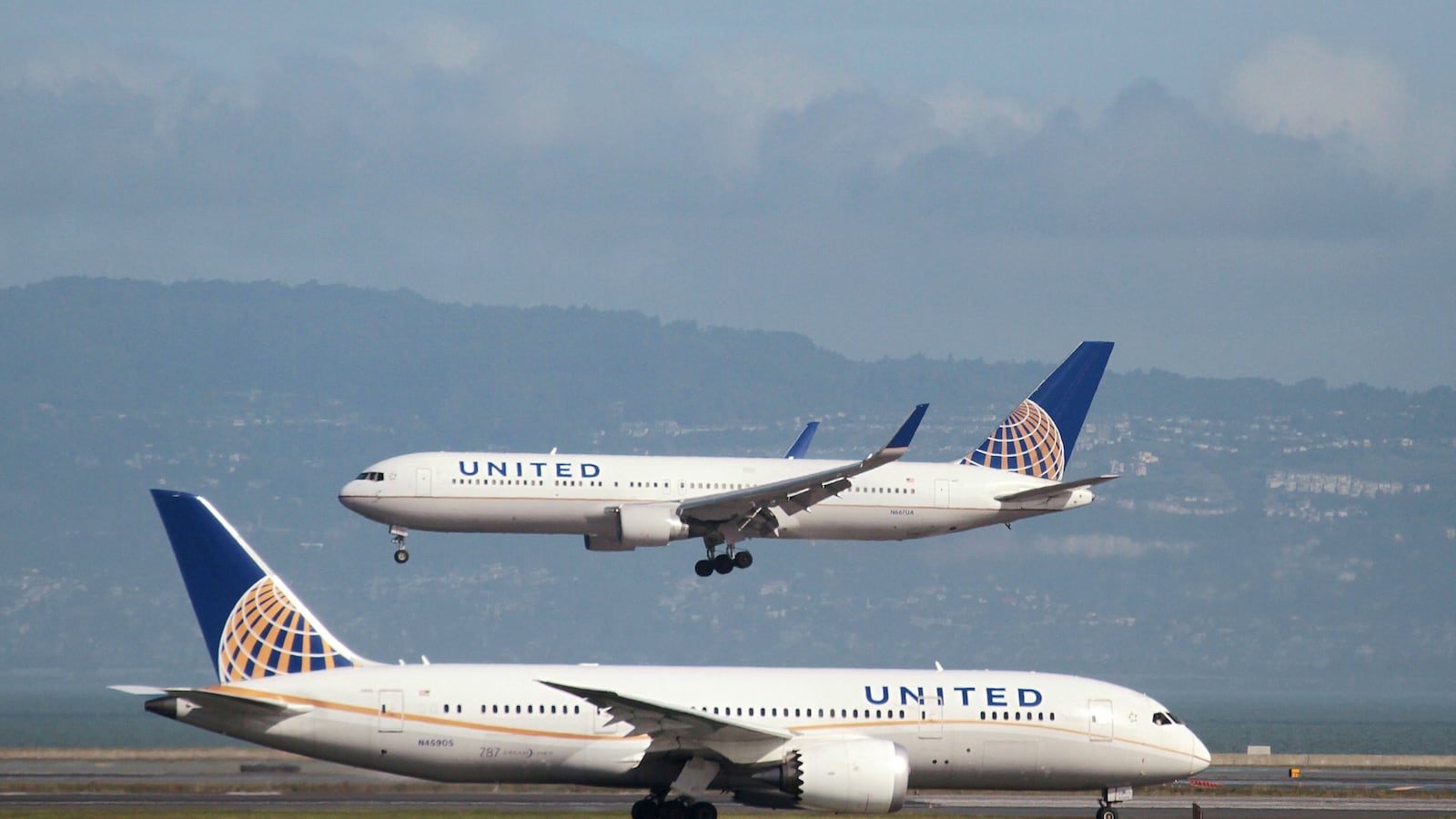 cheats/2017/04/17/united-accused-of-booting-engaged-couple-from-flight/170416-united-airlines-couple-removed-cheat_sojyf4