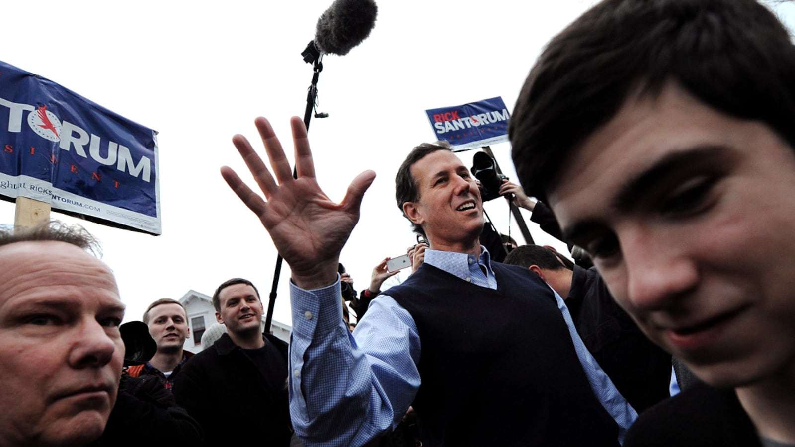 articles/2012/01/07/rick-santorum-confronted-by-angry-black-voter-in-new-hampshire/santorum-new-hampshire-confrontation-grove_kb3oof