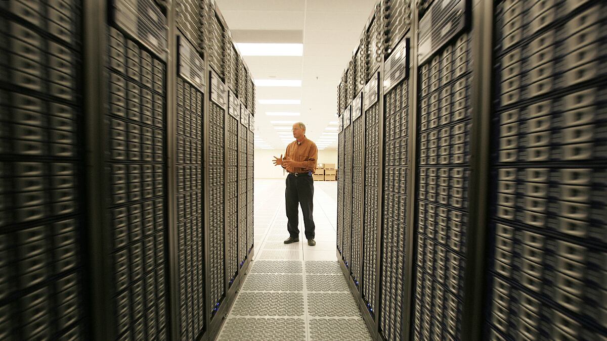 articles/2011/12/28/the-u-s-is-busy-building-supercomputers-but-needs-someone-to-run-them/blue-gene-supercomputer-lyons_armw6h