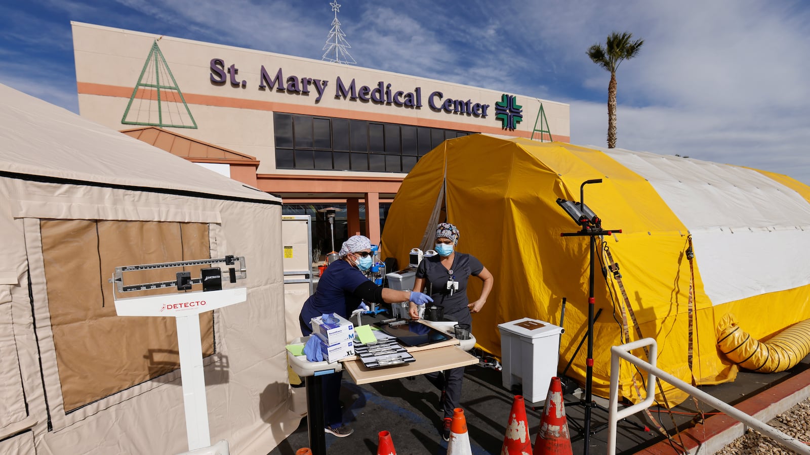 2020-12-08T213942Z_1512411112_RC29JK9LU12V_RTRMADP_3_HEALTH-CORONAVIRUS-CALIFORNIA-HOSPITAL_auufsp