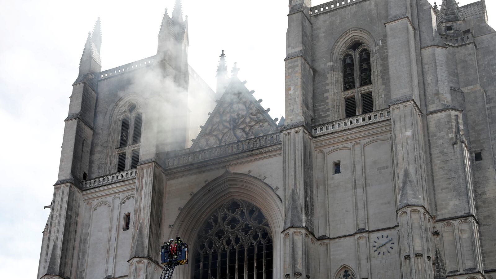 2020-07-18T094830Z_1830922298_RC2LVH9095E8_RTRMADP_3_FRANCE-FIRE-NANTES-CATHEDRAL_toajfv
