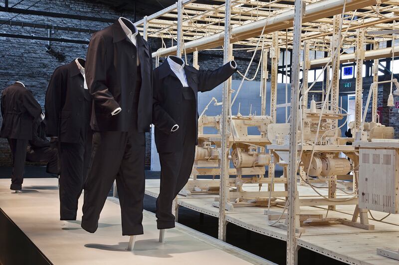 galleries/2012/06/09/documenta-exhibition-2012-photos/documenta-SuitsSewingMachines_f5c0el