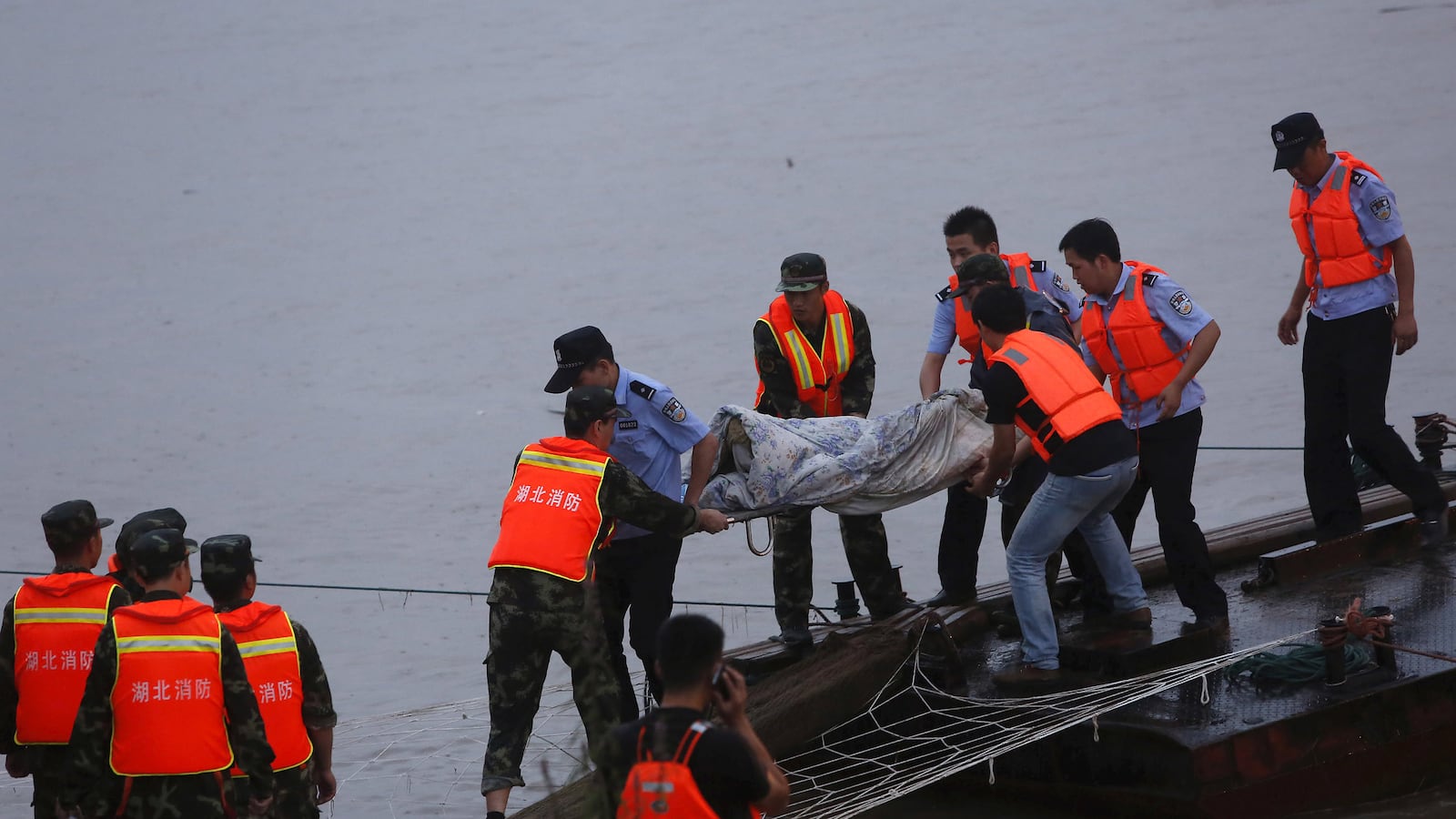 galleries/2015/06/02/disaster-on-the-yangtze-river-photos/150602-china-ferry1_xzh3oq