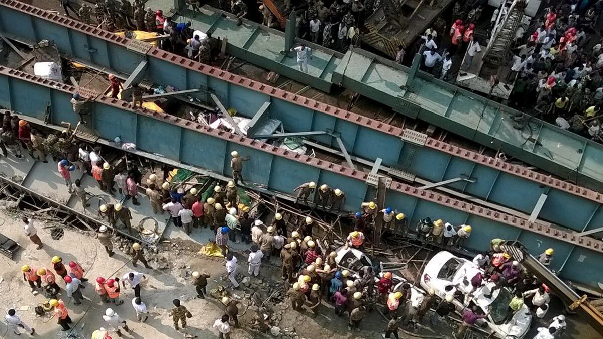 cheats/2016/03/31/indian-overpass-collapse-traps-up-to-150/160331-india-walkover-collapse-cheat_fwr79d