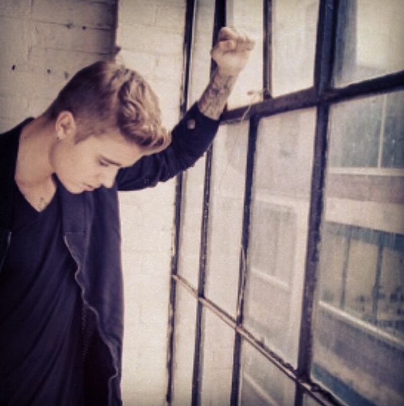 galleries/2014/03/30/beyonce-january-jones-and-the-best-celebrity-selfies-of-the-week/140328-selfies-justinbieber_bhhduh