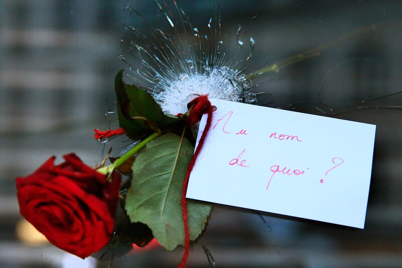 galleries/2015/11/14/city-in-mourning-paris-reacts-to-the-aftermath-of-terror-photos/151114-paris-reax3_ffbxmc