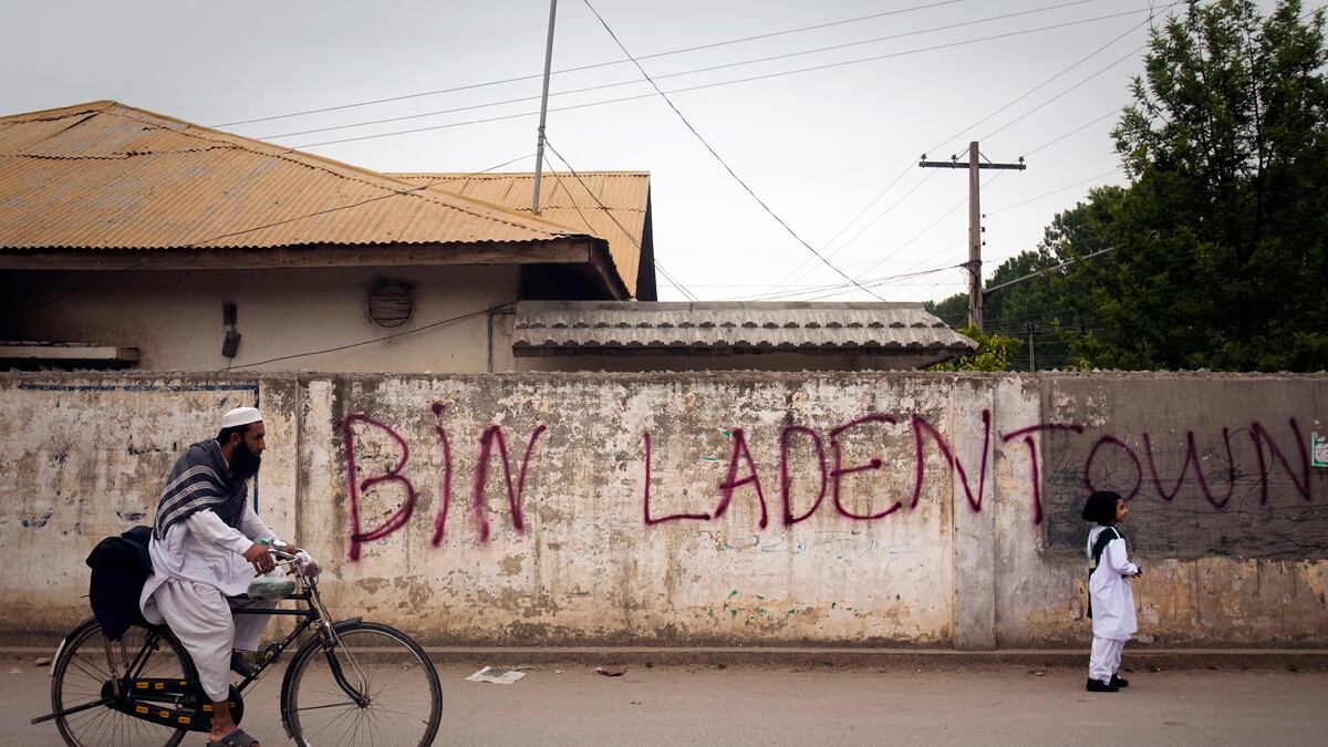 cheats/2011/10/06/pakistani-doctor-accused-of-treason/pakistan-CIA-arrest-cs_z0vaot