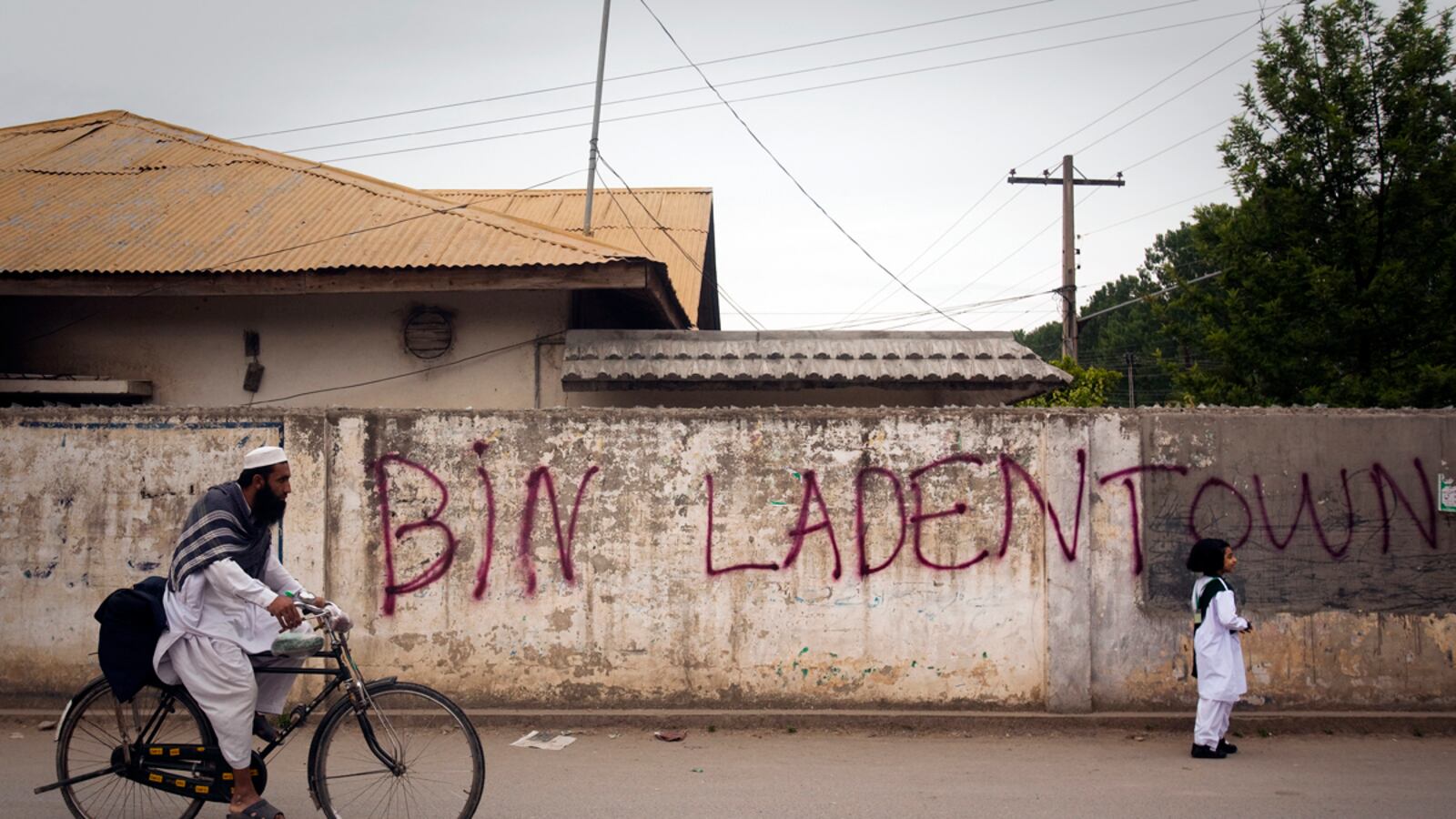 cheats/2011/10/06/pakistani-doctor-accused-of-treason/pakistan-CIA-arrest-cs_z0vaot