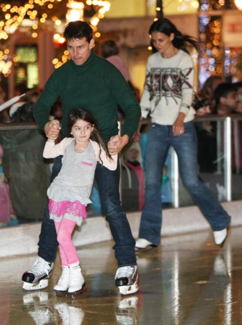 galleries/2011/11/26/celebrities-ice-skating-pippa-middleton-suri-cruise-photos/stars-on-skates-suri-cruise_vxdkvf