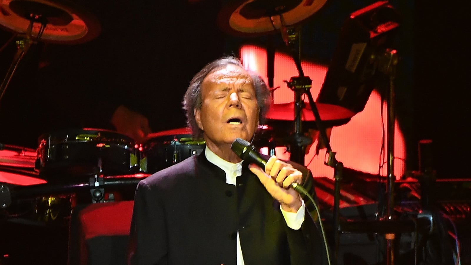 DULUTH, GEORGIA - DECEMBER 06: Julio Iglesias performs in concert at Infinite Energy Center on December 06, 2019 in Duluth, Georgia. (Photo by Paras Griffin/Getty Images)