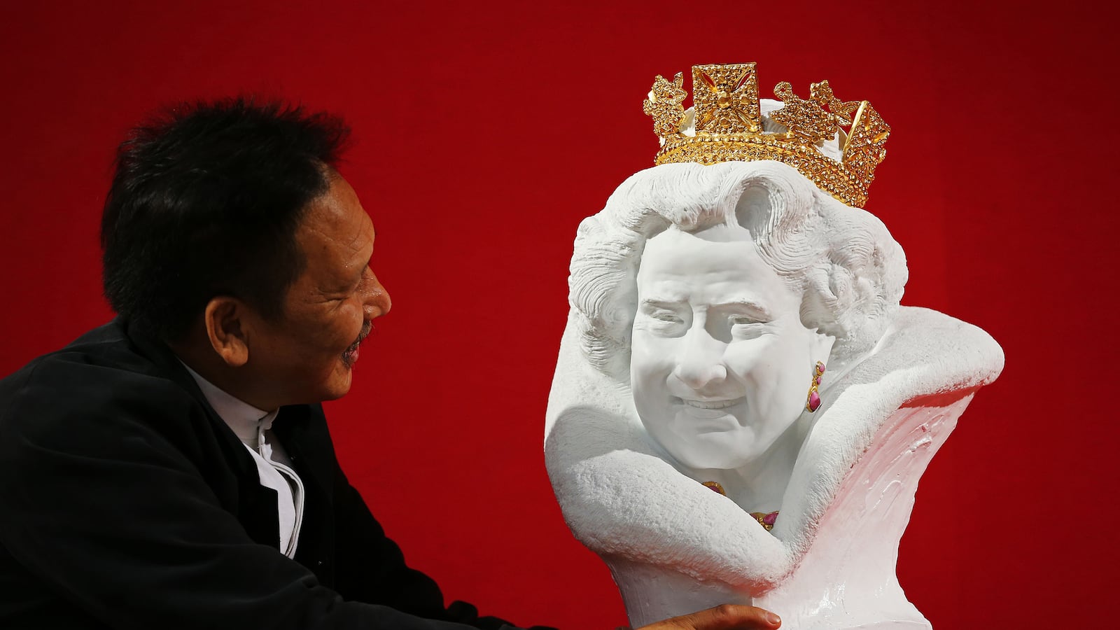 articles/2015/11/02/is-it-tom-hanks-is-it-martin-sheen-no-it-s-the-queen/151102-sykes-queen-sculpture-tease_ltsw5y