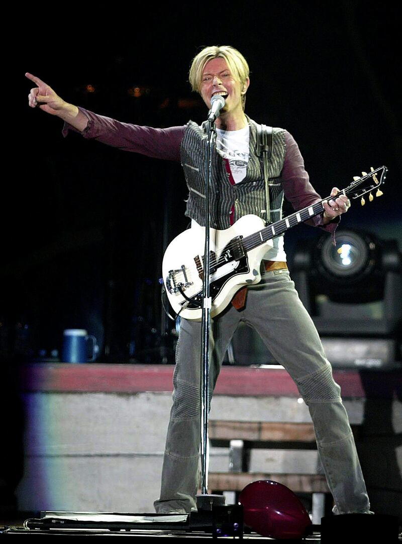 galleries/2013/01/09/david-bowie-s-eclectic-fashion-over-the-years-photos/16david-bowie1440_kuq9tj