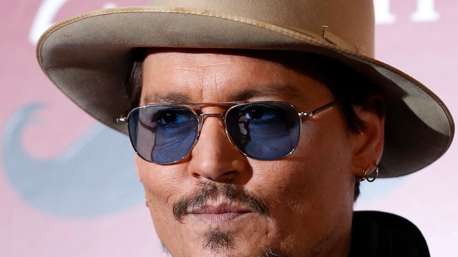 cheats/2015/05/15/johnny-depp-s-dogs-flee-australia/150515-depp-dogs-cheat_hf6b22