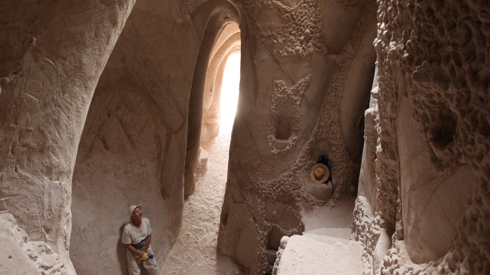 articles/2013/12/12/new-mexico-s-amazing-man-made-caves/131211-cavedigger_spw79k