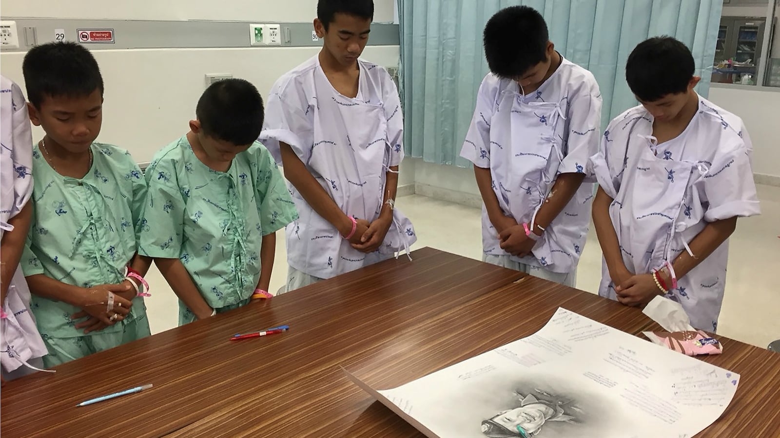 180715-thai-boys-mourn-diver-cheat_mtf1k4