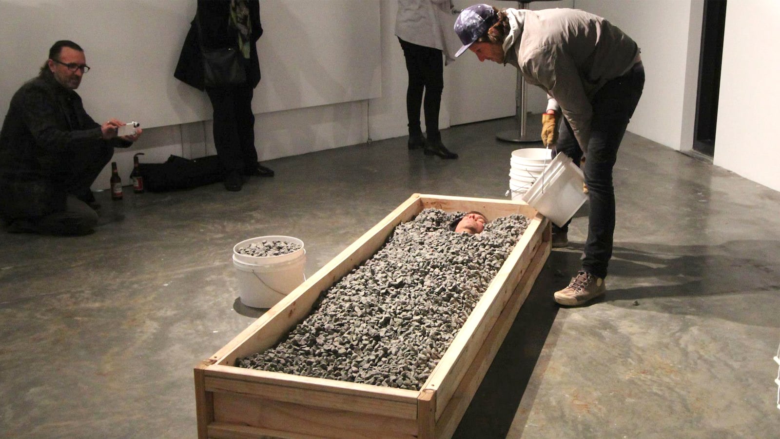 articles/2015/07/17/meet-the-australian-artist-who-buried-himself-alive/150717-visontay-buried-artist-tease_dmxxw3