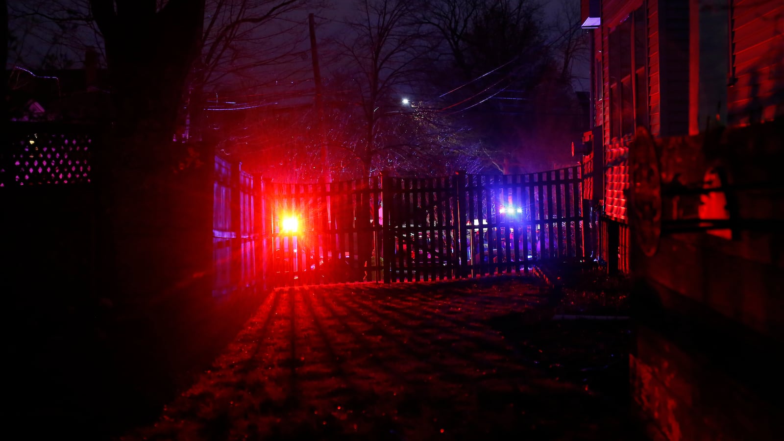 2013-04-20T000000Z_1077577438_GM1E94K0MZT01_RTRMADP_3_USA-EXPLOSIONS-BOSTON-SURROUNDED_v0cc73