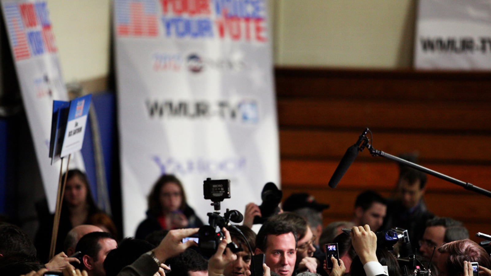 articles/2012/01/08/inside-the-new-hampshire-gop-debate-spin-room/gop-new-hampshire-debate-spin-room-grove_fhb0rm