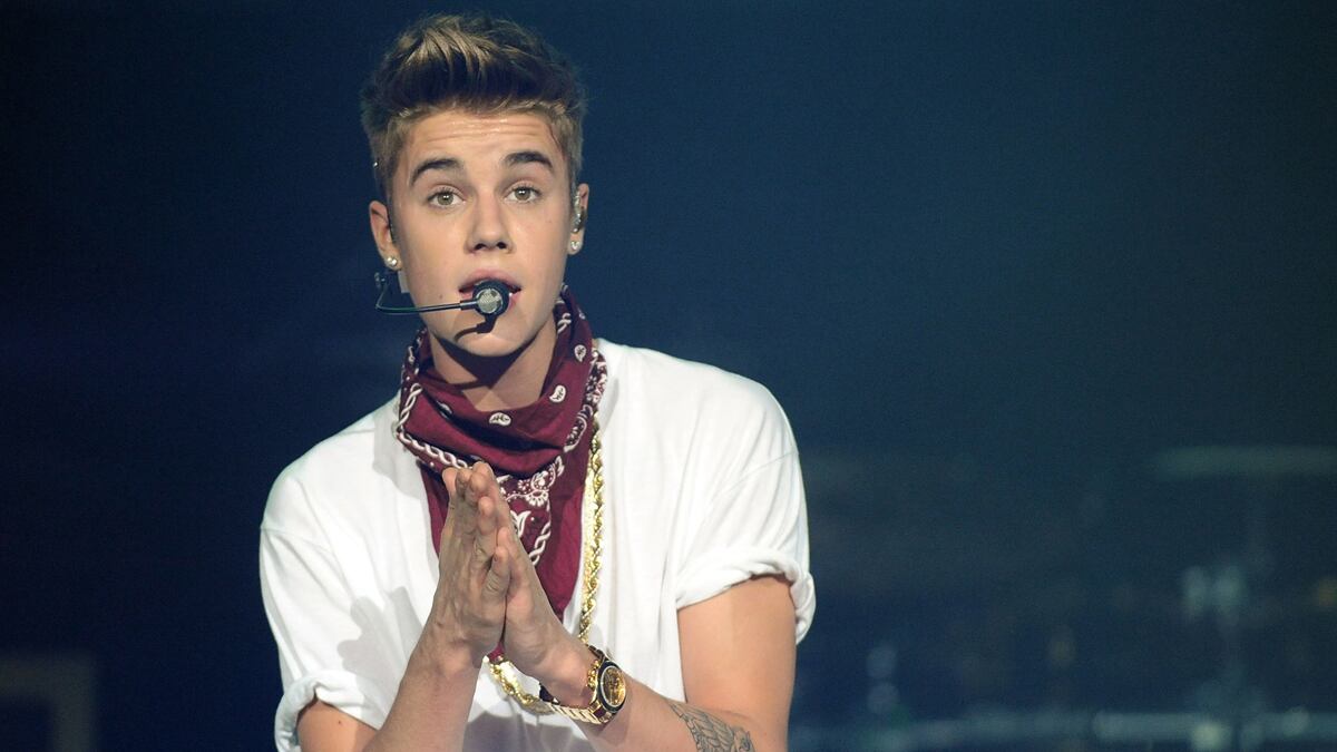 cheats/2013/01/03/bieber-calls-for-paparazzi-crackdown/biebs-crackdown-paparazzi-cheat_lzi3tl