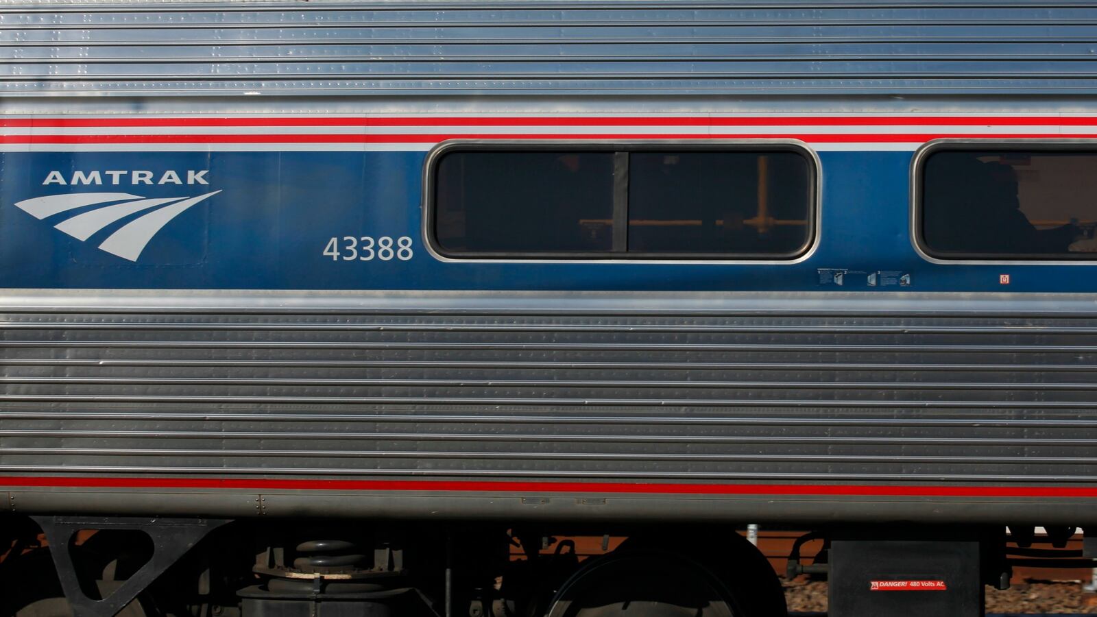 cheats/2016/03/28/2-amtrak-train-incidents-kill-3-people/160328-amtrak-trains-cheat_ohchou
