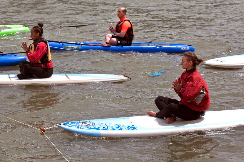 articles/2015/06/15/new-york-s-best-yoga-class-is-on-a-paddleboard/land-rover-shire-paddleboard-yoga-embed-2_fhys1t