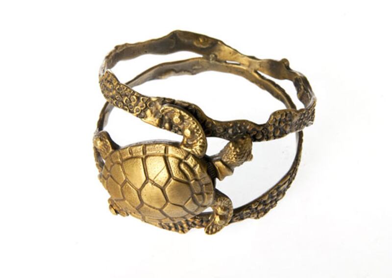 galleries/2009/06/03/the-new-beach-essentials/beach-bag---alkemie-turtlecuff_y4t7rs