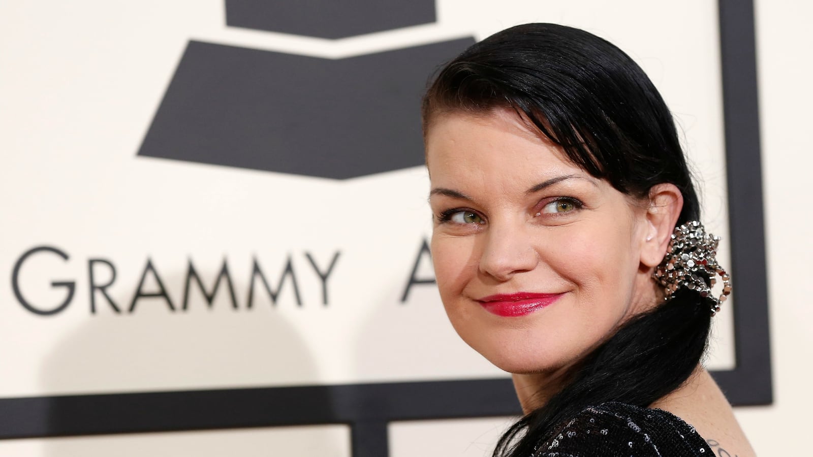 cheats/2015/11/13/ncis-actress-attacked-in-hollywood/151113-paullette-cheat_pgtvwz