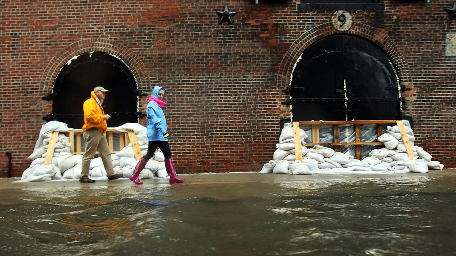 articles/2012/10/30/after-hurricane-sandy-a-trickle-of-evacuees-at-brooklyn-shelter/red-hook-evacuees-sandy-keller_iafvsd