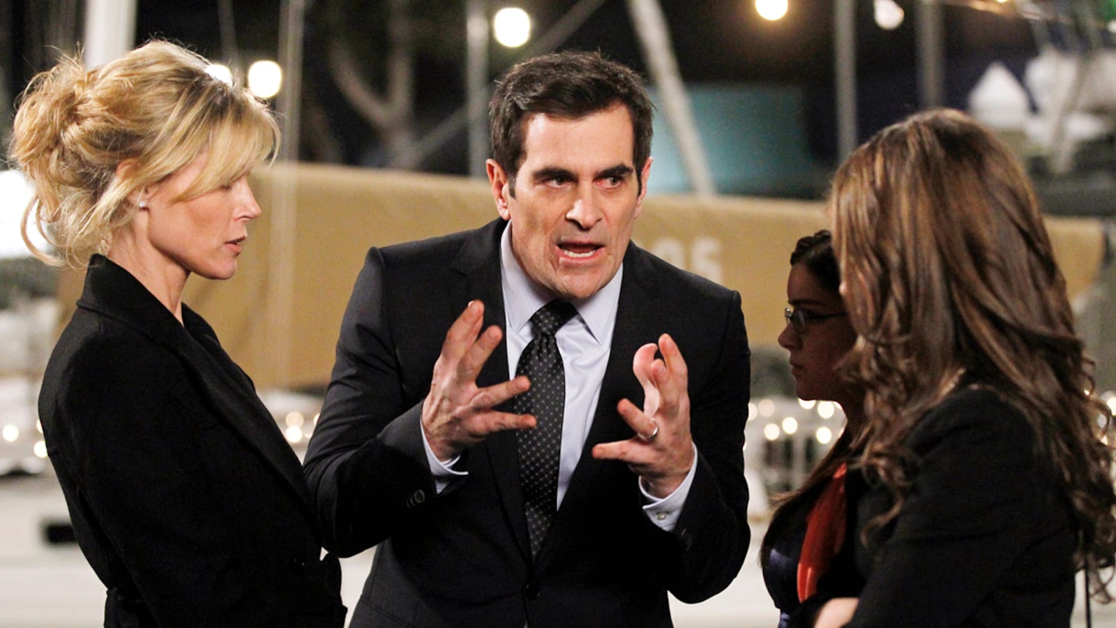 galleries/2012/07/25/modern-family-more-of-tv-s-nastiest-contract-battles-photos/ugly-tv-contract-disputes-modern-family-tease_jnnkue