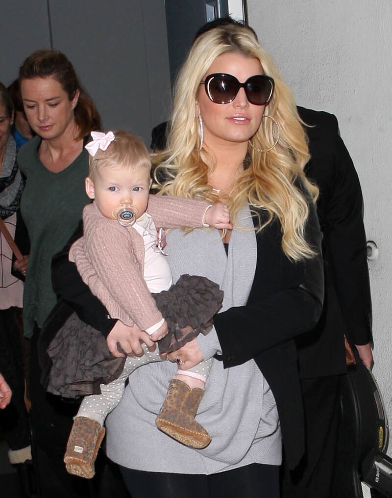 galleries/2013/01/01/celebrity-couples-expecting-in-2012-from-kim-and-kanye-to-jessica-simpson-and-more-photos/jessica-simpson-power-babies-2013_qqxisu