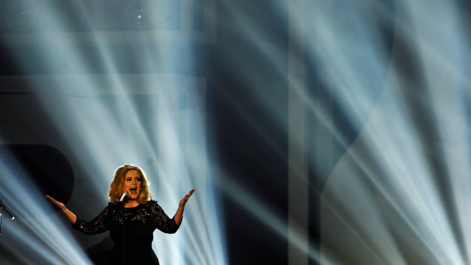 cheats/2015/11/02/adele-gets-historic-1m-download-week/151102-adele-cheat_tmgfeo