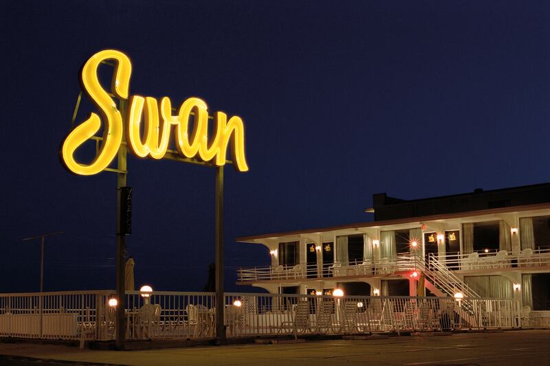 galleries/2016/09/03/the-jersey-shore-s-vanishing-architecture-wildwood-s-iconic-motels-photos/160831_mark_havens_out_of_season_hi_res_19_xwwy8b