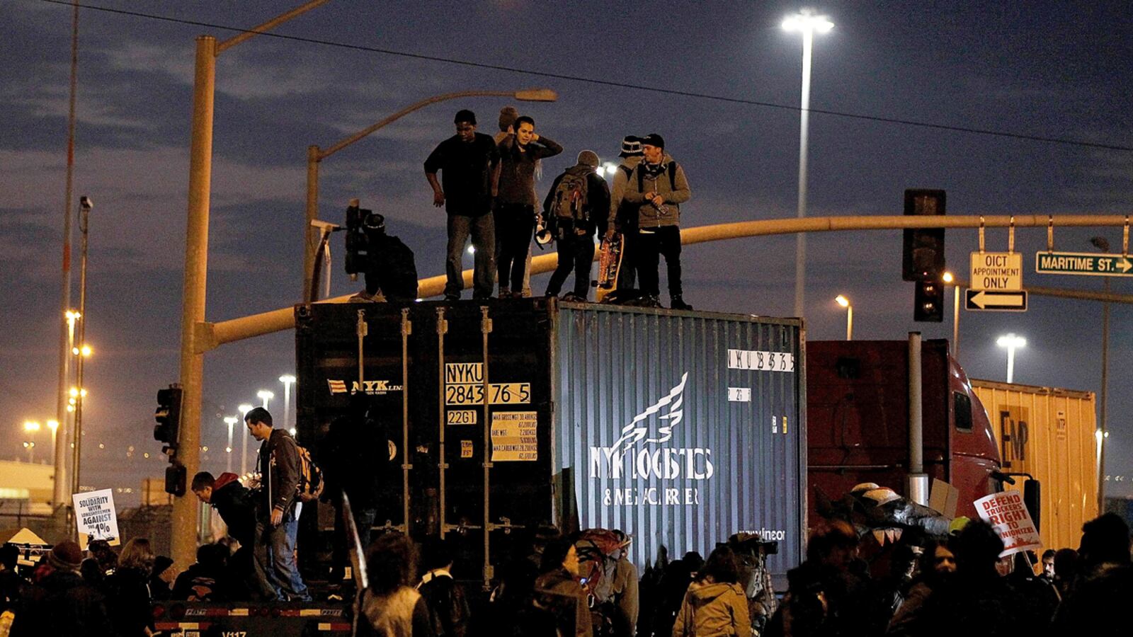 cheats/2011/12/13/salon-to-ows-cool-it-with-the-port-shutdowns/occupy-oakland-blocks-port-cheat_ogsfek