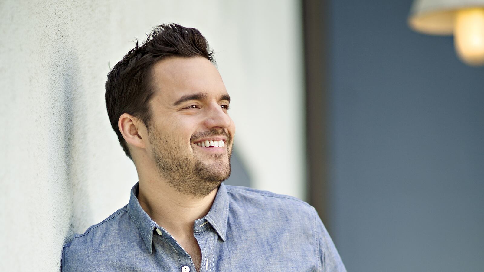 articles/2015/07/27/jake-johnson-s-crazy-summer-vacation-jurassic-world-parkour-and-a-top-secret-movie/150727-yamato-jake-johnson-tease_jrralr