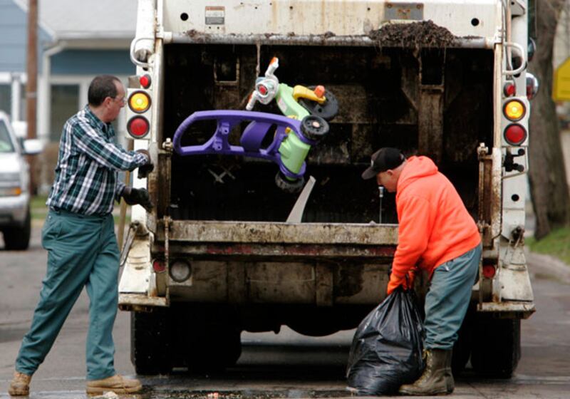galleries/2010/04/07/dangerous-jobs/dangerous-josanitation-workers_fxk9ma
