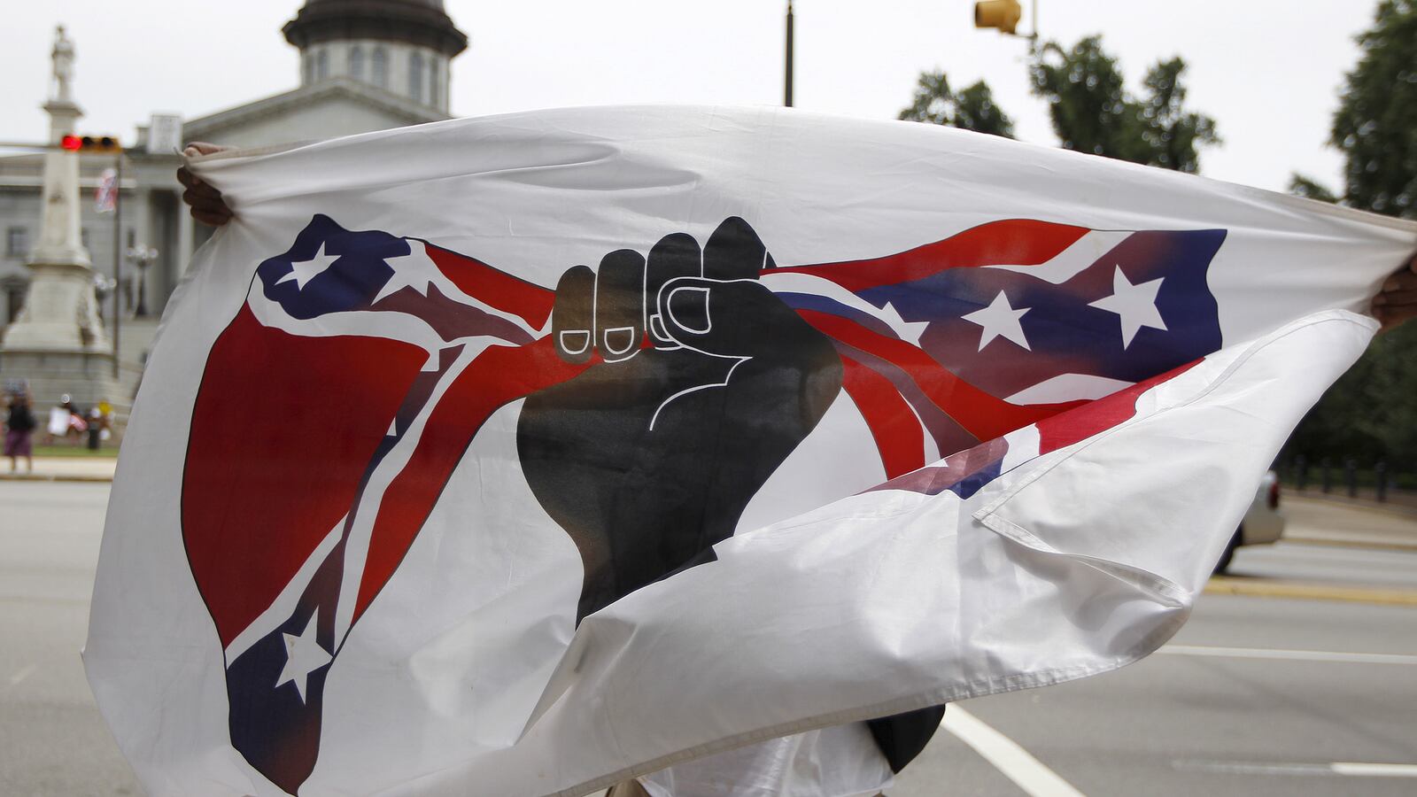 articles/2015/07/09/tears-in-the-state-house-as-south-carolina-votes-to-take-down-the-confederate-flag/150708-Murphy-south-carolina-tease_qvutvf