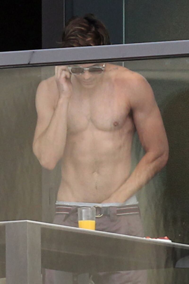 galleries/2012/04/14/zac-efron-justin-bieber-more-stars-who-adjust-in-public-photos/zac-efron-celebrity-adjustments_un1f4z