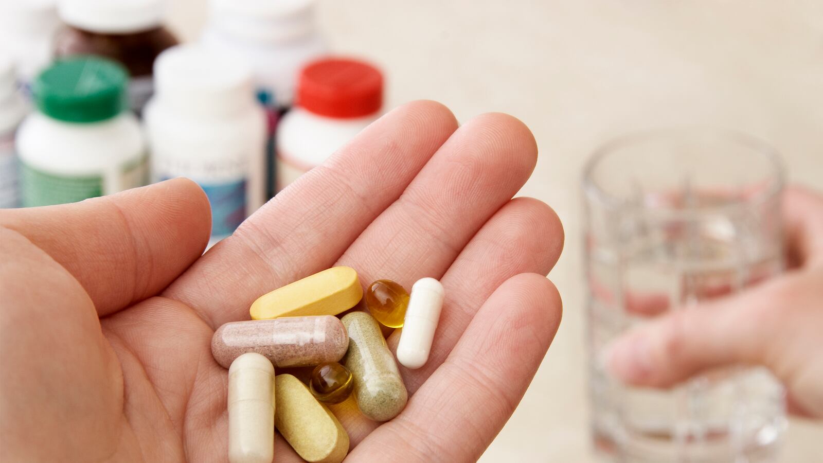 articles/2015/11/17/the-40-billion-snake-oil-industry/151117-haglage-supplements-tease_u8euax