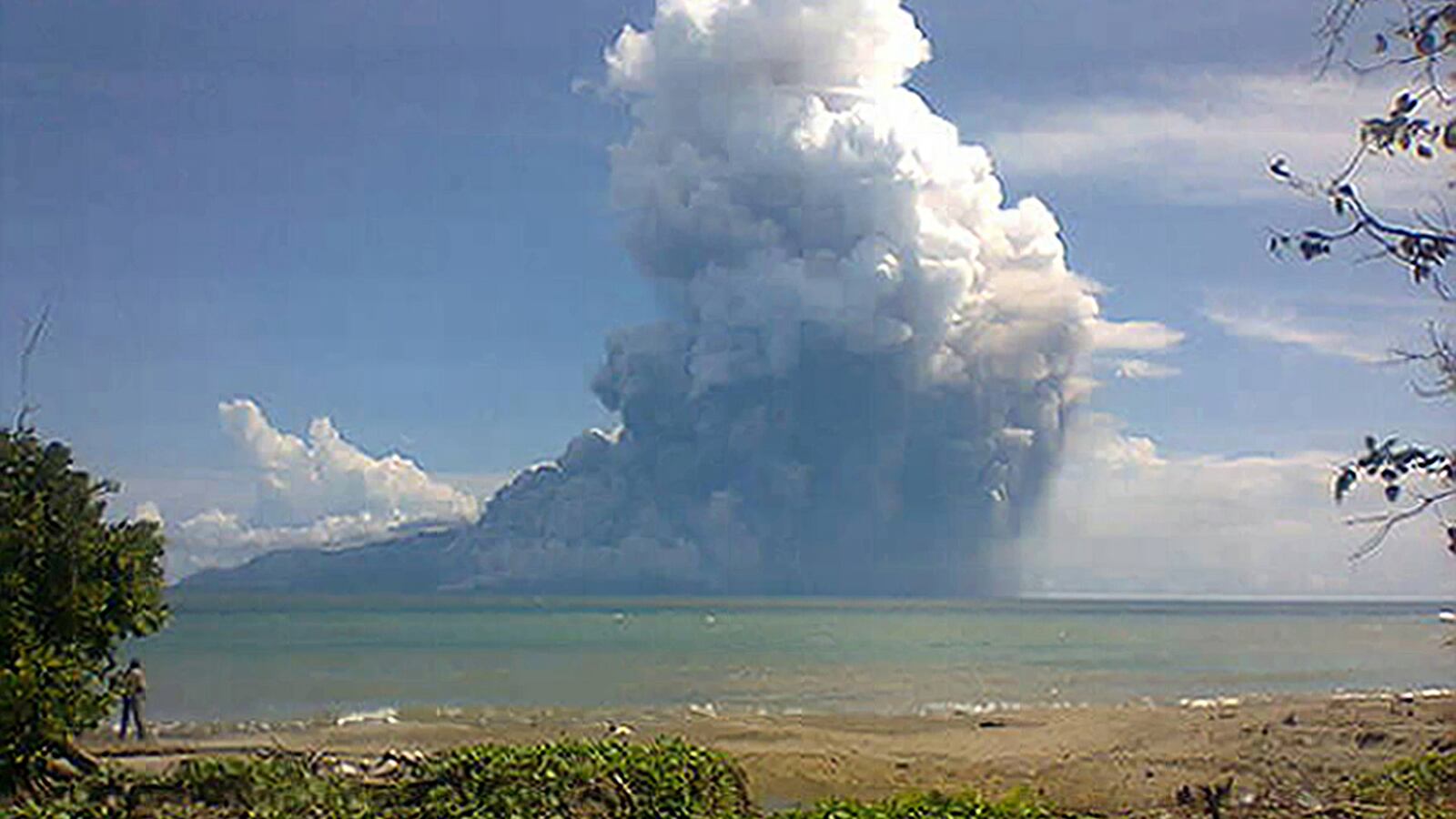 cheats/2013/08/10/indonesian-volcano-erupts/130810-volcano-cheat_caxdrw