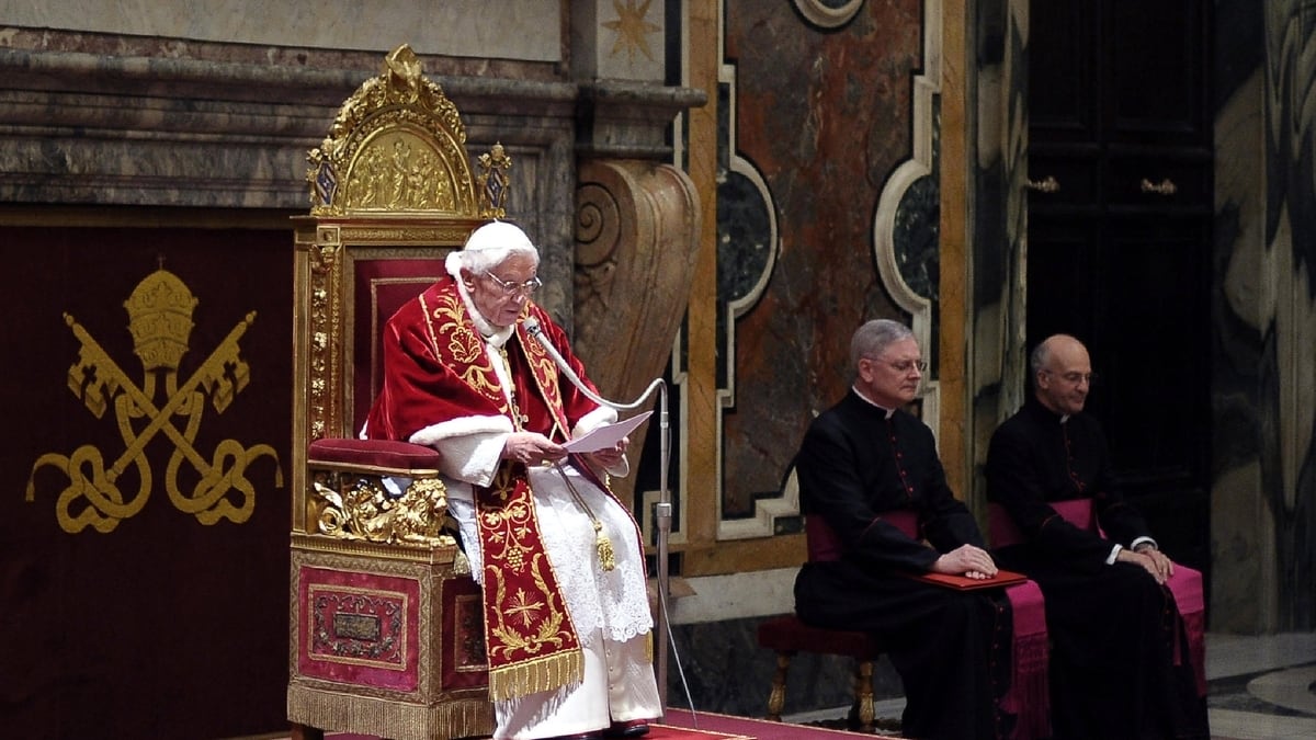 articles/2013/03/11/the-vatican-s-big-fashion-probelm-how-fat-is-the-new-pope/Pope_Fashion_Problem_jc5n9d