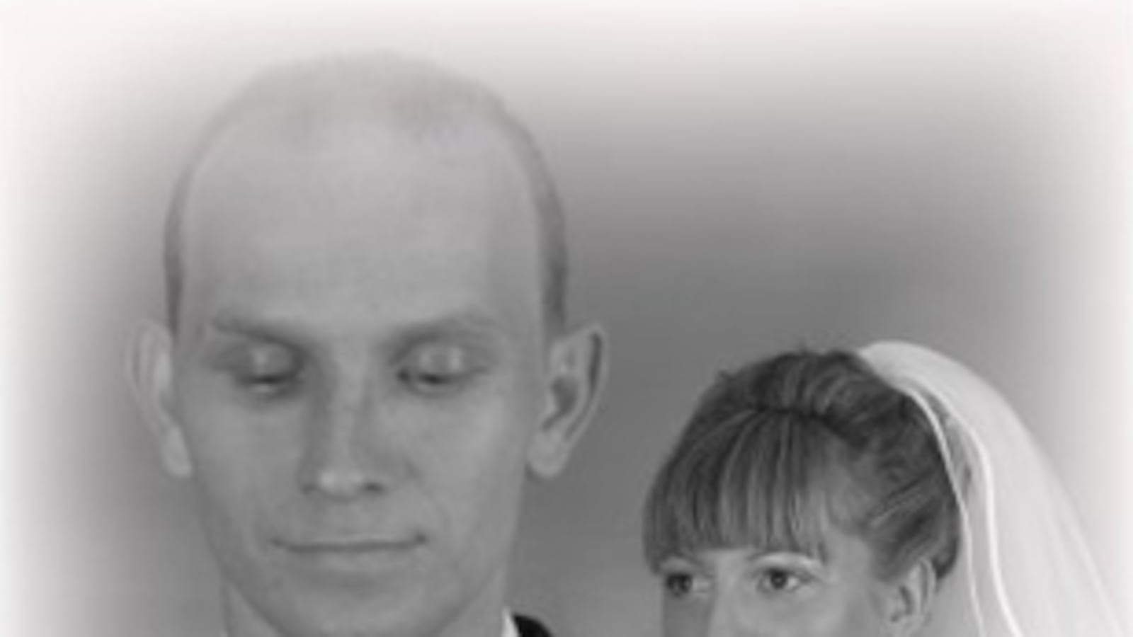 galleries/2011/02/10/awkward-valentine-s-photos/awkward-vday---an-apple-a-wedding-day_zq1xr7