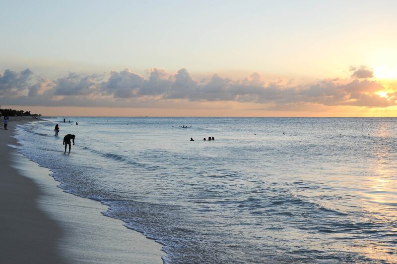 galleries/2013/06/03/13-stunning-sunsets-around-the-world-photos/130531-tropicana-aruba_fwhgw5