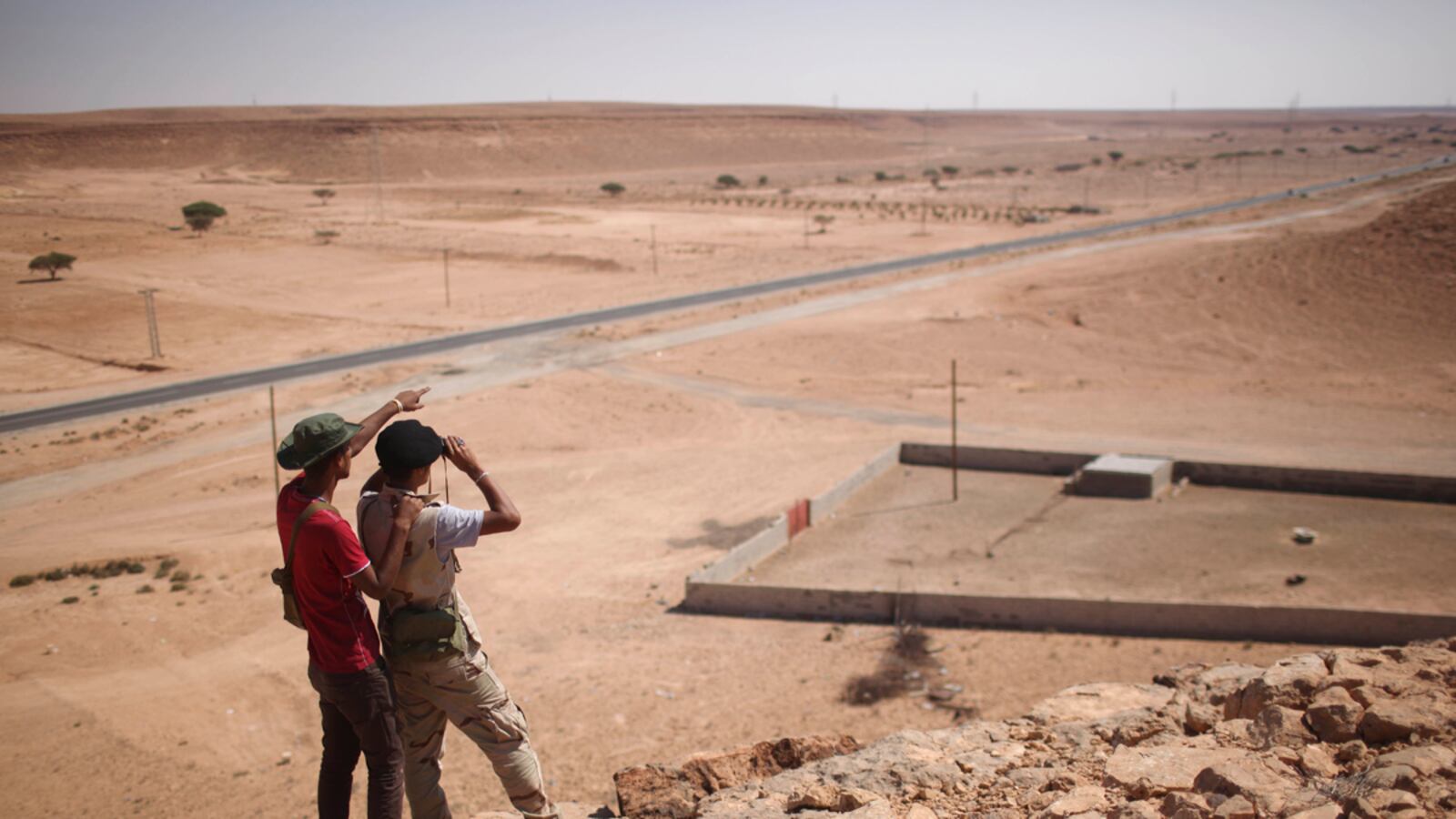 cheats/2011/09/18/gaddafi-forces-capture-17-mercenaries/libya-bani-walid-captives-cheat_cifbsg