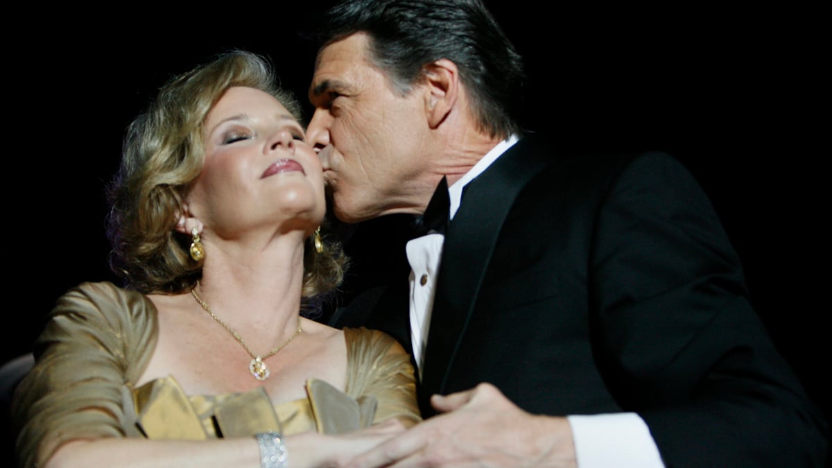 articles/2011/10/13/anita-perry-rick-perry-s-wife-and-her-political-pickle/anita-perry-bernstein_vegwpf