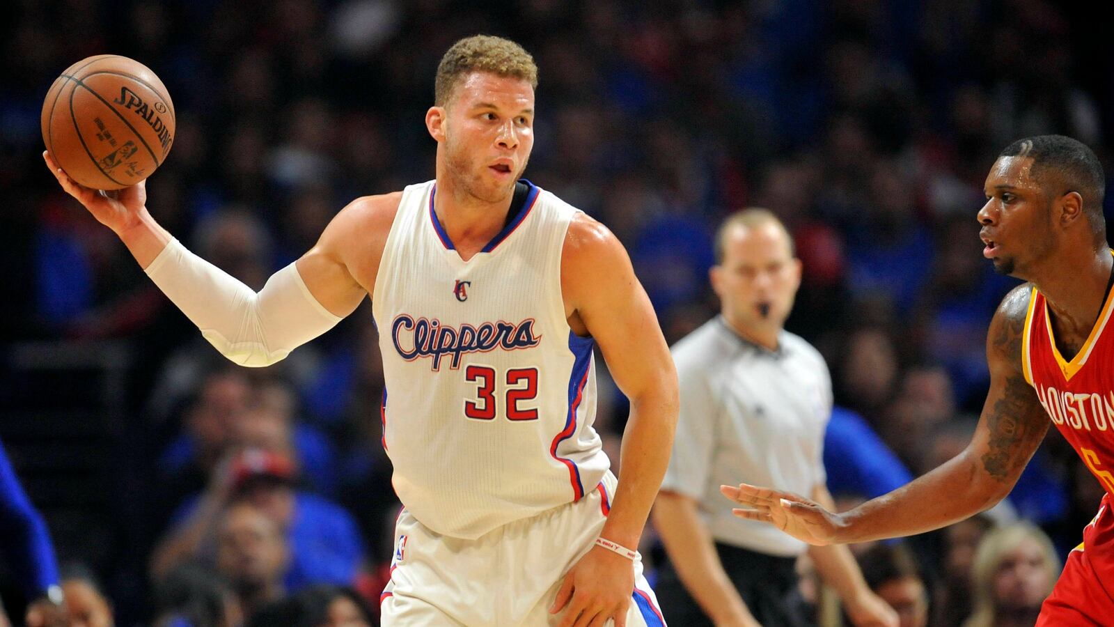 cheats/2016/01/26/blake-griffin-hurts-hand-in-fight-with-equipment-staff/160126-blake-griffin-cheat_mlpqbu