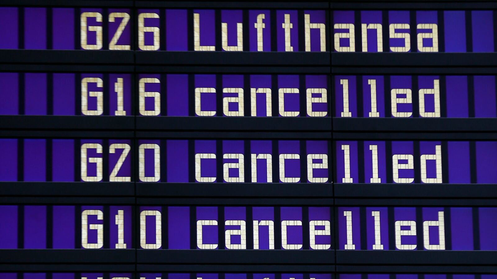 cheats/2015/11/11/lufthansa-strike-grounds-100-000-people/151111-LUFTHANSA-cheat_sa87xo