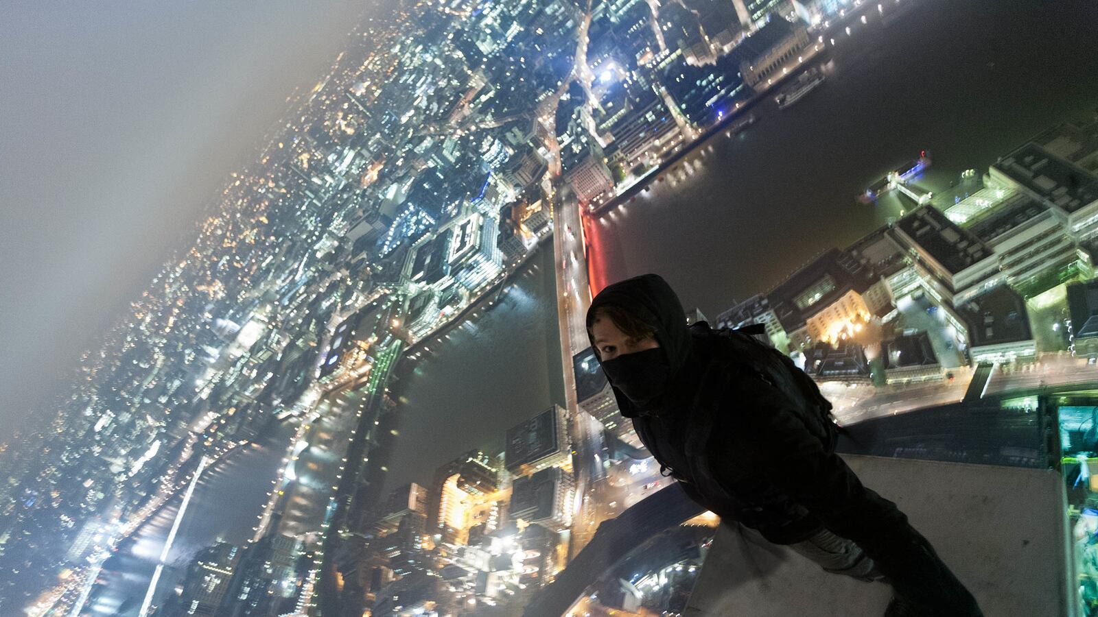 galleries/2016/04/22/illicit-photos-from-heights-of-london/160422-london-above-01_wuesgk