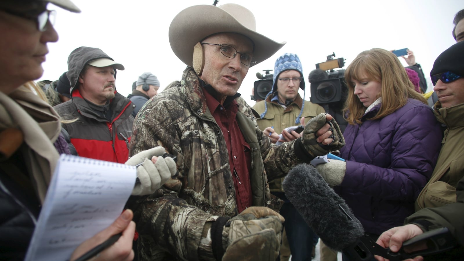 cheats/2016/08/26/oregon-militiaman-s-wife-to-sue-fbi/160826-oregon-milita-suit-cheat_tl5h6e